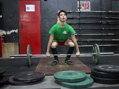 Scambiamo quindi due chiacchiere col 15enne Vincenzo. �Qui tutti mi chiamano "il secco" per via della mia magrezza - scherza l'atleta -. Ma ai fini del risultato il gesto tecnico conta pi� dei muscoli�
